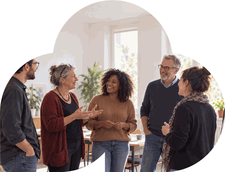Des professionnels d’établissements réunis, debout, en discussion.